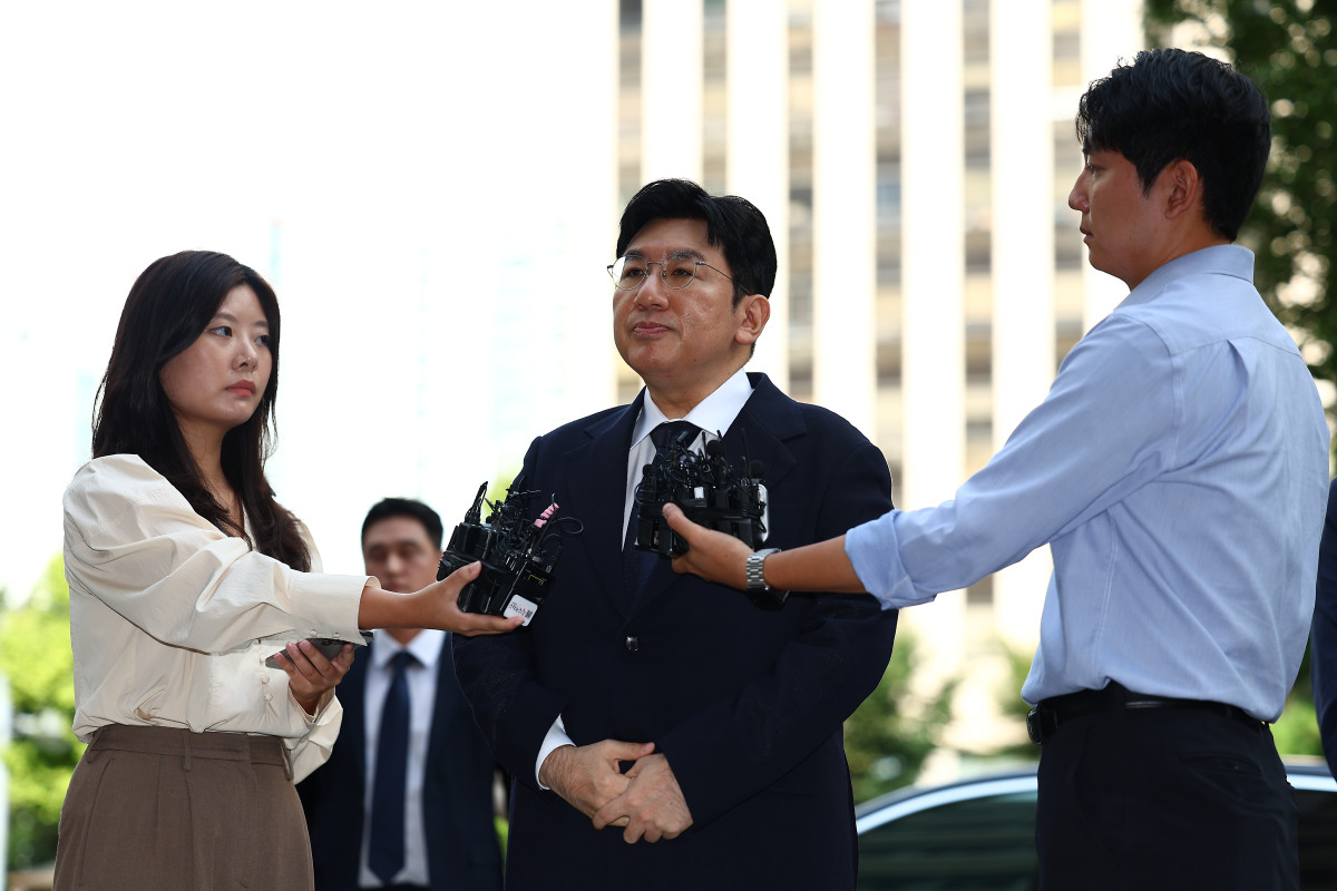 ▲방시혁 하이브 의장이 15일 오전 서울 마포구 서울경찰청 광역수사단 금융범죄수사대에서 조사를 받기 위해 출석하고 있다. 방 의장은 하이브 상장 전인 2019년 기존 하이브 투자자들에게 기업공개(IPO) 계획이 없다고 한 뒤 자신과 관계있는 사모펀드가 설립한 특수목적법인(SPC)에 지분을 팔도록 한 혐의를 받는다. (뉴시스)