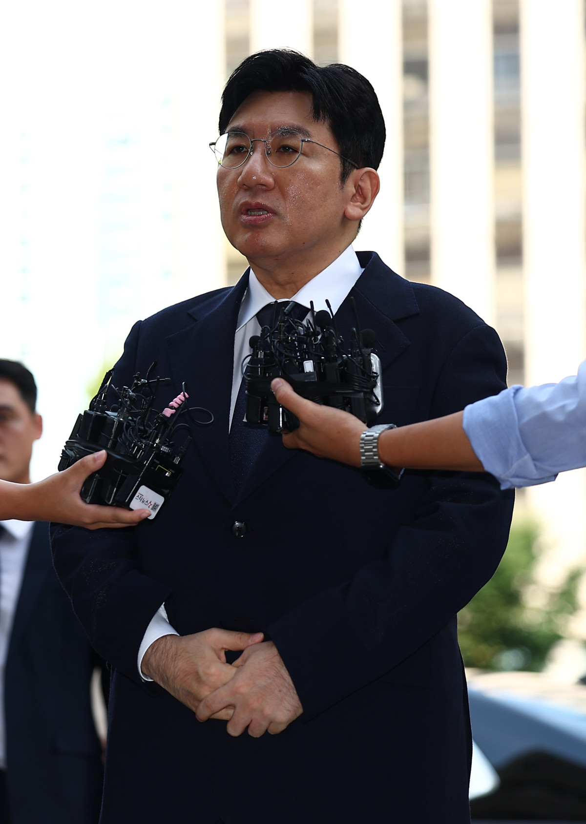 ▲방시혁 하이브 의장이 15일 오전 서울 마포구 서울경찰청 광역수사단 금융범죄수사대에서 조사를 받기 위해 출석하고 있다. 방 의장은 하이브 상장 전인 2019년 기존 하이브 투자자들에게 기업공개(IPO) 계획이 없다고 한 뒤 자신과 관계있는 사모펀드가 설립한 특수목적법인(SPC)에 지분을 팔도록 한 혐의를 받는다. (뉴시스)