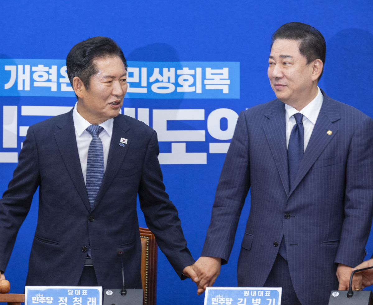 ▲정청래 더불어민주당 대표와 김병기 원내대표를 비롯한 최고위원들이 15일 국회에서 열린 최고위원회의에 입장해 서로 손을 잡고 있다. (연합뉴스)