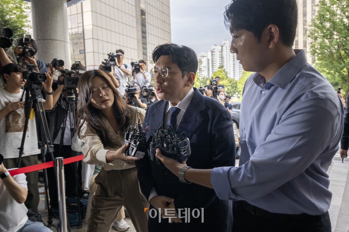 ▲방시혁 하이브 의장이 15일 서울 마포구 서울경찰청 광역수사단 금융범죄수사대에서 조사를 받기 위해 출석하고 있다. 방 의장은 하이브 상장 전인 2019년 기업공개(IPO) 계획이 없다고 밝힌 뒤 자신과 관계있는 사모펀드가 설립한 특수목적법인(SPC)에 지분을 팔도록 한 혐의를 받는다. 조현호 기자 hyunho@