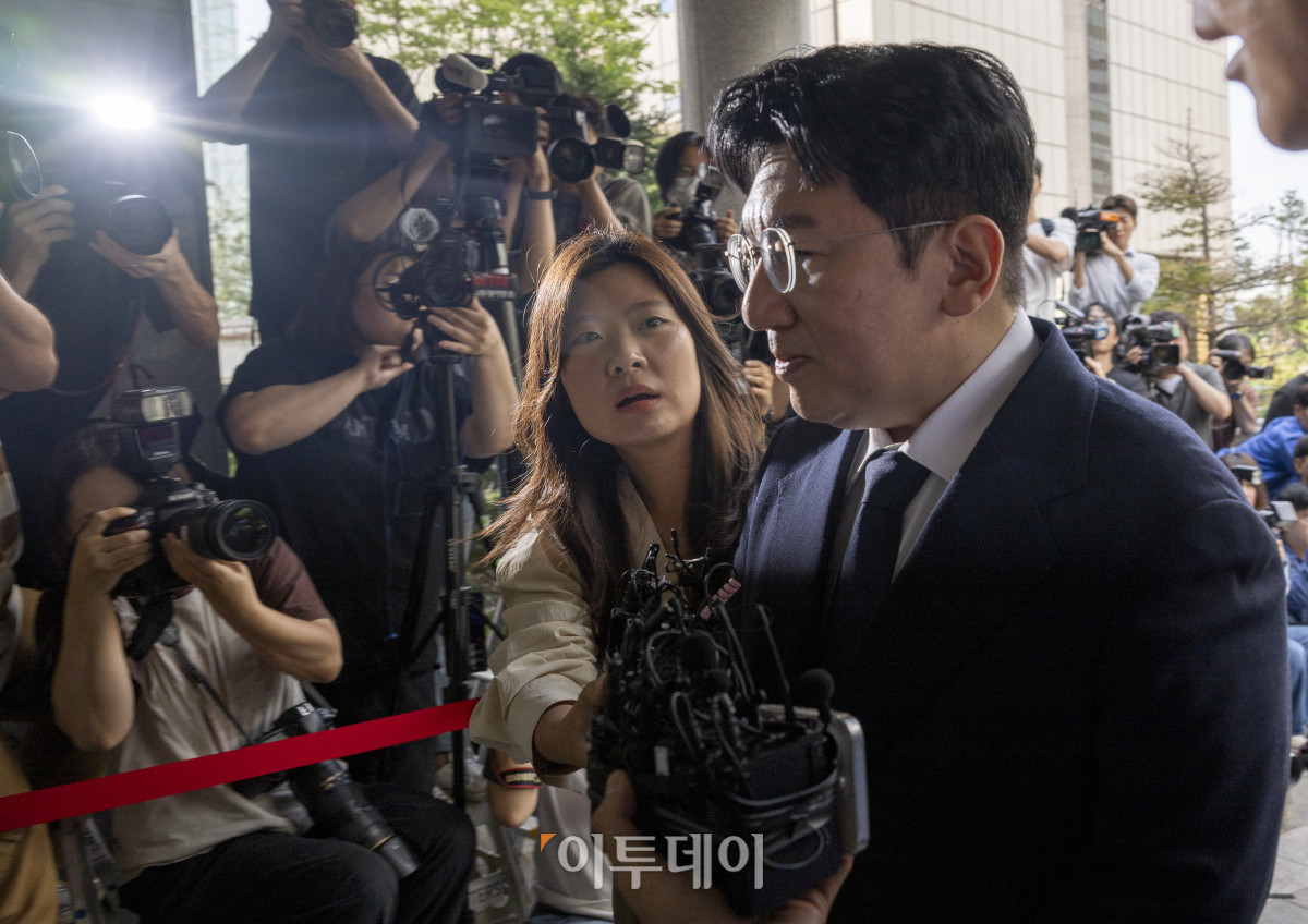 ▲방시혁 하이브 의장이 15일 서울 마포구 서울경찰청 광역수사단 금융범죄수사대에서 조사를 받기 위해 출석하고 있다. 방 의장은 하이브 상장 전인 2019년 기업공개(IPO) 계획이 없다고 밝힌 뒤 자신과 관계있는 사모펀드가 설립한 특수목적법인(SPC)에 지분을 팔도록 한 혐의를 받는다. 조현호 기자 hyunho@