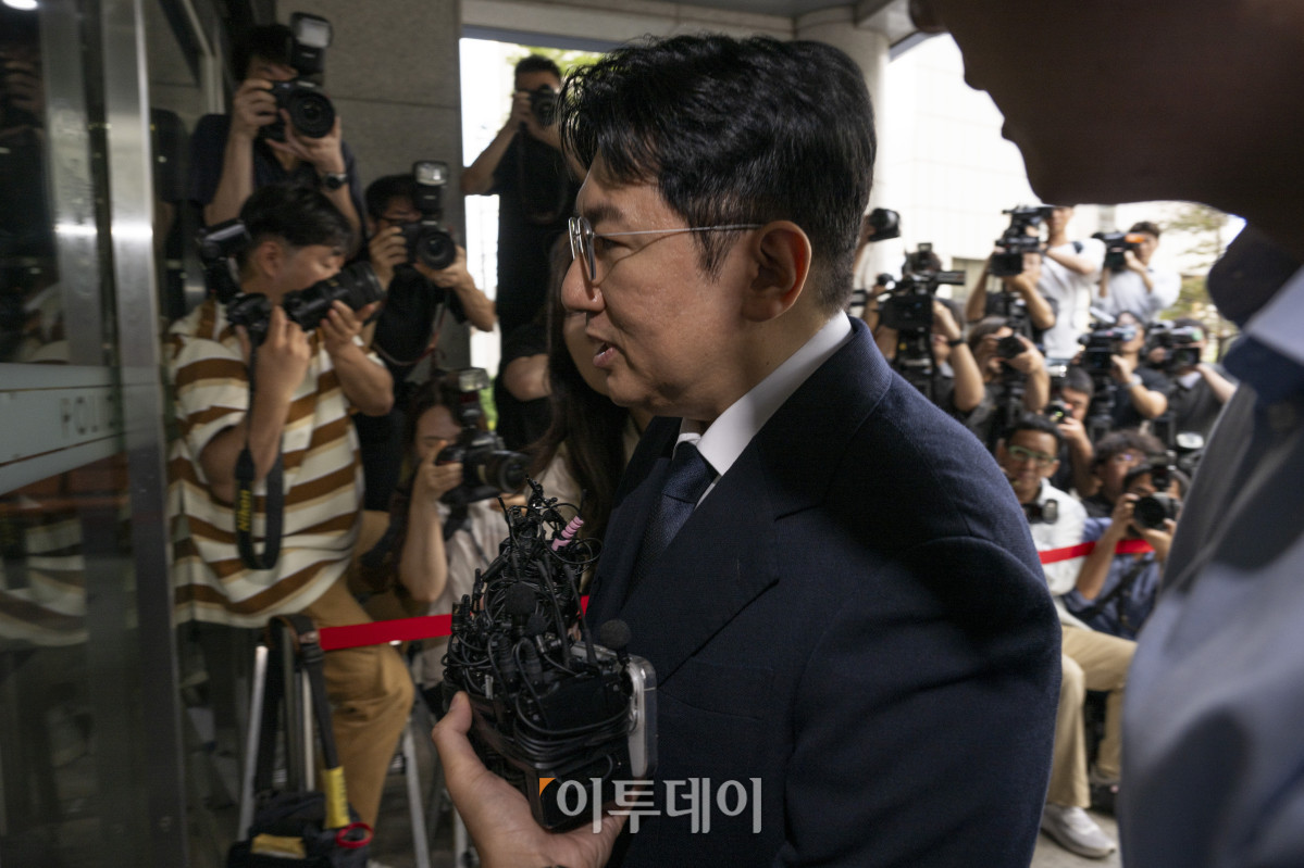 ▲방시혁 하이브 의장이 15일 서울 마포구 서울경찰청 광역수사단 금융범죄수사대에서 조사를 받기 위해 출석하고 있다. 방 의장은 하이브 상장 전인 2019년 기업공개(IPO) 계획이 없다고 밝힌 뒤 자신과 관계있는 사모펀드가 설립한 특수목적법인(SPC)에 지분을 팔도록 한 혐의를 받는다. 조현호 기자 hyunho@