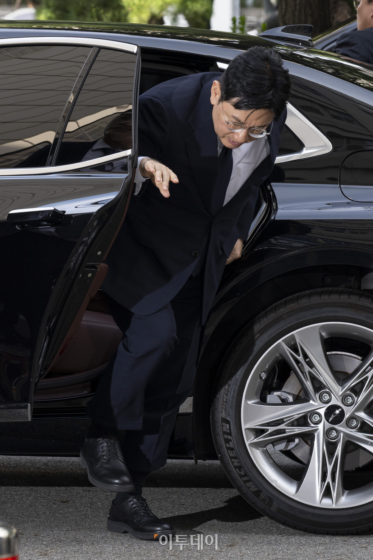 ▲방시혁 하이브 의장이 15일 서울 마포구 서울경찰청 광역수사단 금융범죄수사대에서 조사를 받기 위해 출석하고 있다. 방 의장은 하이브 상장 전인 2019년 기업공개(IPO) 계획이 없다고 밝힌 뒤 자신과 관계있는 사모펀드가 설립한 특수목적법인(SPC)에 지분을 팔도록 한 혐의를 받는다. 조현호 기자 hyunho@