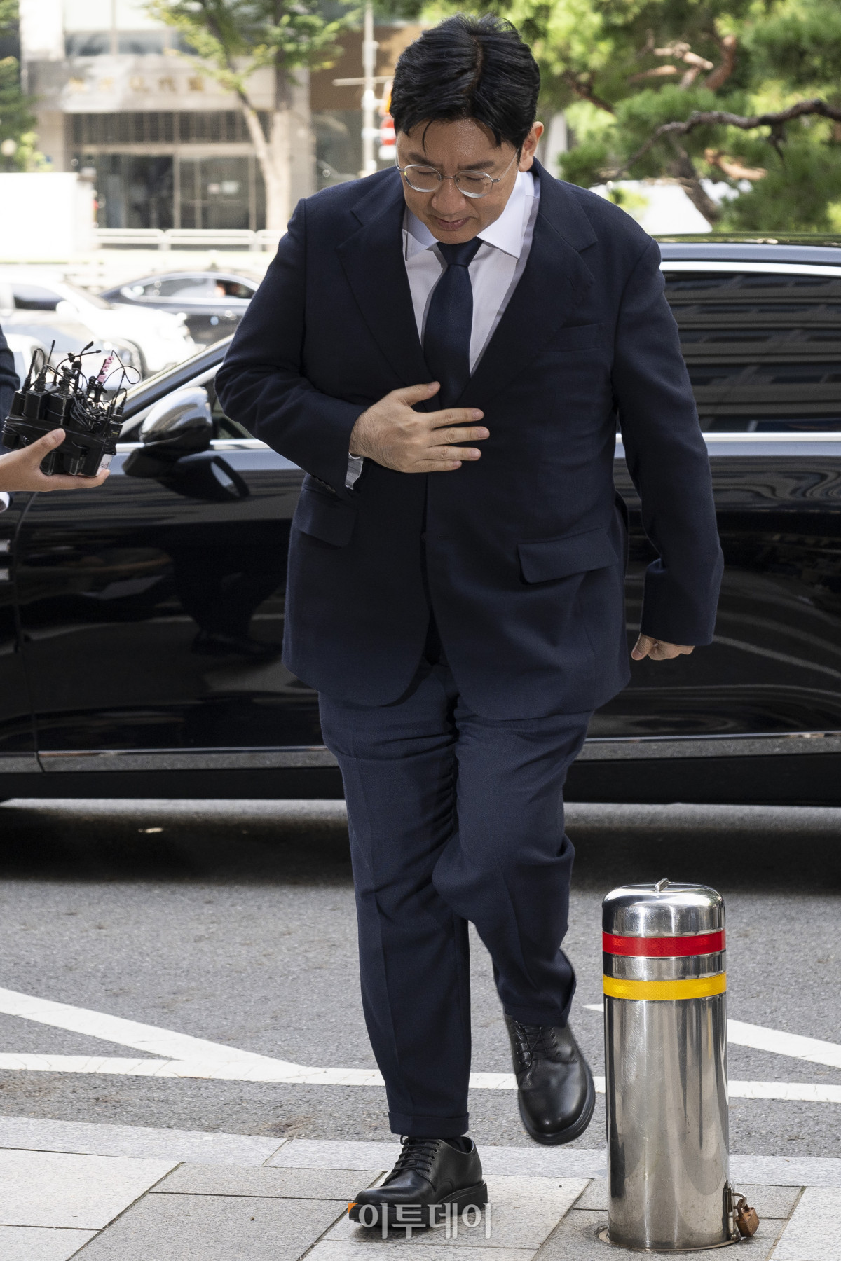 ▲방시혁 하이브 의장이 15일 서울 마포구 서울경찰청 광역수사단 금융범죄수사대에서 조사를 받기 위해 출석하고 있다. 방 의장은 하이브 상장 전인 2019년 기업공개(IPO) 계획이 없다고 밝힌 뒤 자신과 관계있는 사모펀드가 설립한 특수목적법인(SPC)에 지분을 팔도록 한 혐의를 받는다. 조현호 기자 hyunho@