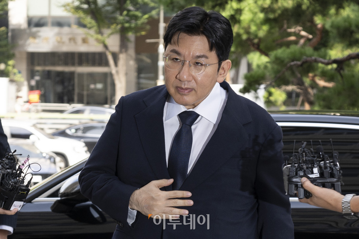 ▲방시혁 하이브 의장이 15일 서울 마포구 서울경찰청 광역수사단 금융범죄수사대에서 조사를 받기 위해 출석하고 있다. 방 의장은 하이브 상장 전인 2019년 기업공개(IPO) 계획이 없다고 밝힌 뒤 자신과 관계있는 사모펀드가 설립한 특수목적법인(SPC)에 지분을 팔도록 한 혐의를 받는다. 조현호 기자 hyunho@