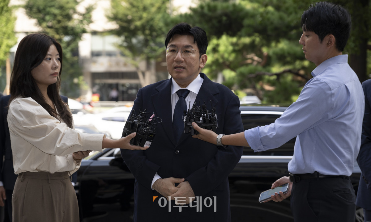 ▲방시혁 하이브 의장이 15일 서울 마포구 서울경찰청 광역수사단 금융범죄수사대에서 조사를 받기 위해 출석하며 입장을 밝히고 있다. 방 의장은 하이브 상장 전인 2019년 기업공개(IPO) 계획이 없다고 밝힌 뒤 자신과 관계있는 사모펀드가 설립한 특수목적법인(SPC)에 지분을 팔도록 한 혐의를 받는다. 조현호 기자 hyunho@