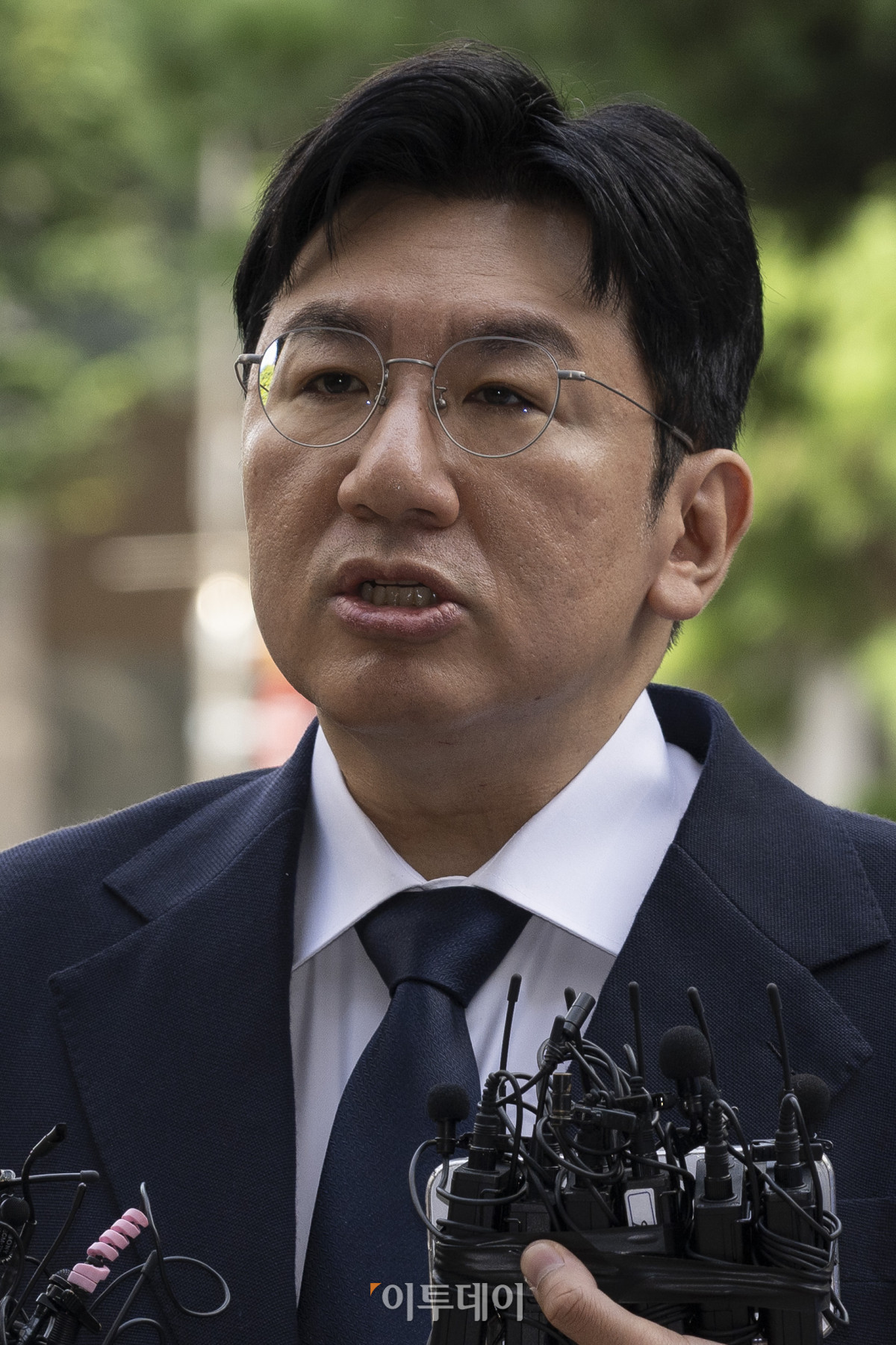 ▲방시혁 하이브 의장이 15일 서울 마포구 서울경찰청 광역수사단 금융범죄수사대에서 조사를 받기 위해 출석하며 입장을 밝히고 있다. 방 의장은 하이브 상장 전인 2019년 기업공개(IPO) 계획이 없다고 밝힌 뒤 자신과 관계있는 사모펀드가 설립한 특수목적법인(SPC)에 지분을 팔도록 한 혐의를 받는다. 조현호 기자 hyunho@