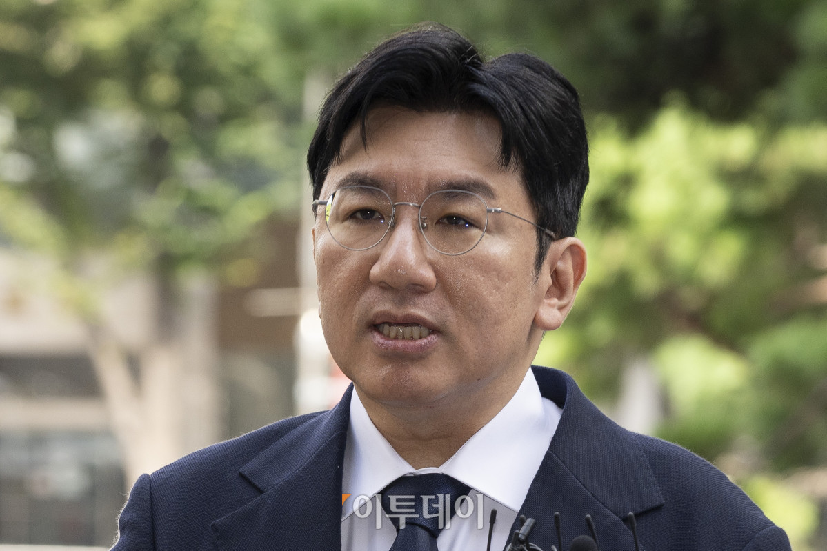 ▲방시혁 하이브 의장이 15일 서울 마포구 서울경찰청 광역수사단 금융범죄수사대에서 조사를 받기 위해 출석하며 입장을 밝히고 있다. 방 의장은 하이브 상장 전인 2019년 기업공개(IPO) 계획이 없다고 밝힌 뒤 자신과 관계있는 사모펀드가 설립한 특수목적법인(SPC)에 지분을 팔도록 한 혐의를 받는다. 조현호 기자 hyunho@