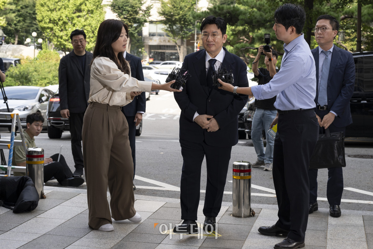 ▲방시혁 하이브 의장이 15일 서울 마포구 서울경찰청 광역수사단 금융범죄수사대에서 조사를 받기 위해 출석하고 있다. 방 의장은 하이브 상장 전인 2019년 기업공개(IPO) 계획이 없다고 밝힌 뒤 자신과 관계있는 사모펀드가 설립한 특수목적법인(SPC)에 지분을 팔도록 한 혐의를 받는다. 조현호 기자 hyunho@