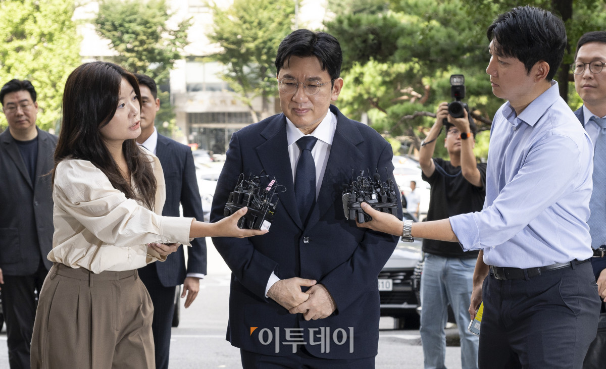 ▲방시혁 하이브 의장이 15일 서울 마포구 서울경찰청 광역수사단 금융범죄수사대에서 조사를 받기 위해 출석하고 있다. 방 의장은 하이브 상장 전인 2019년 기업공개(IPO) 계획이 없다고 밝힌 뒤 자신과 관계있는 사모펀드가 설립한 특수목적법인(SPC)에 지분을 팔도록 한 혐의를 받는다. 조현호 기자 hyunho@