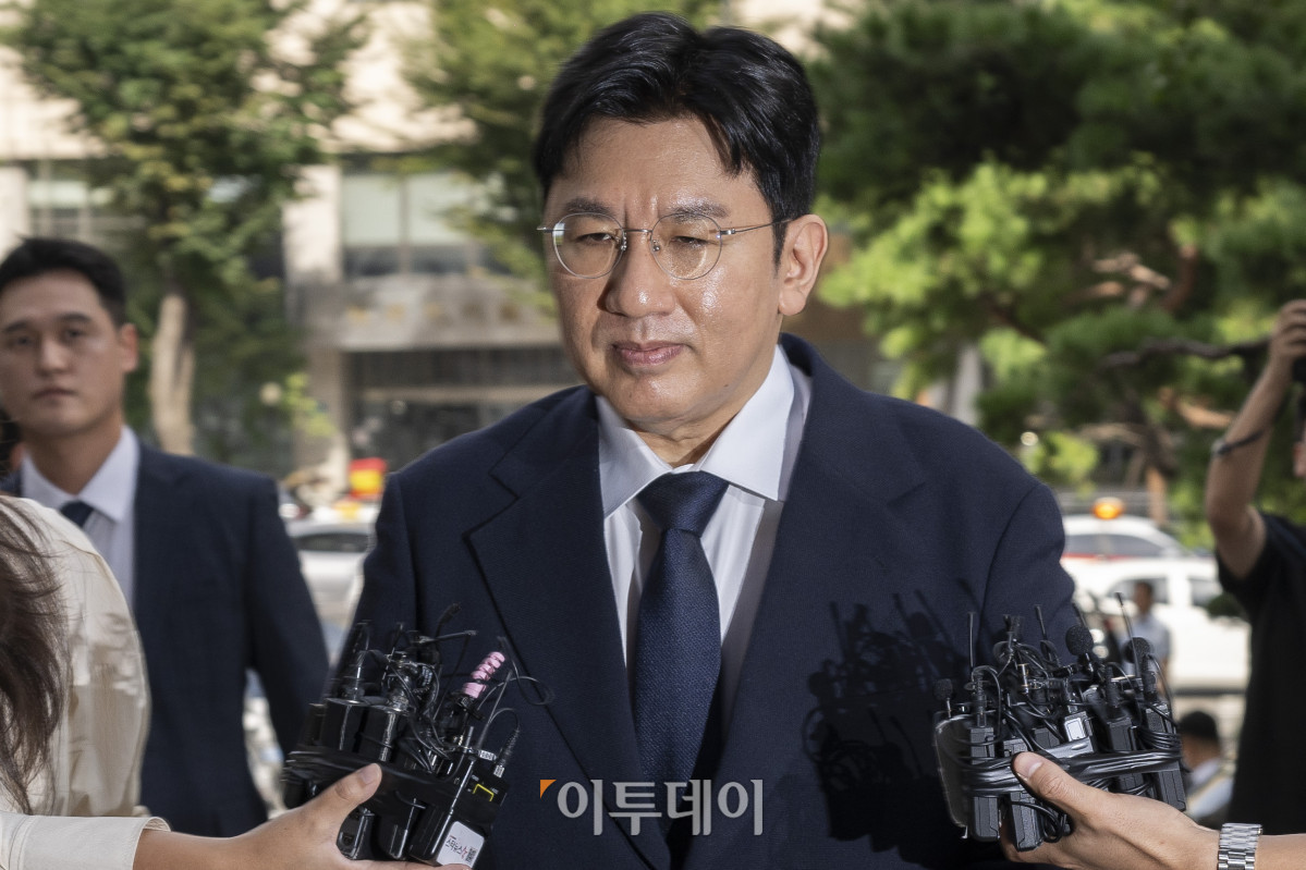 ▲방시혁 하이브 의장이 15일 서울 마포구 서울경찰청 광역수사단 금융범죄수사대에서 조사를 받기 위해 출석하고 있다. 방 의장은 하이브 상장 전인 2019년 기업공개(IPO) 계획이 없다고 밝힌 뒤 자신과 관계있는 사모펀드가 설립한 특수목적법인(SPC)에 지분을 팔도록 한 혐의를 받는다. 조현호 기자 hyunho@