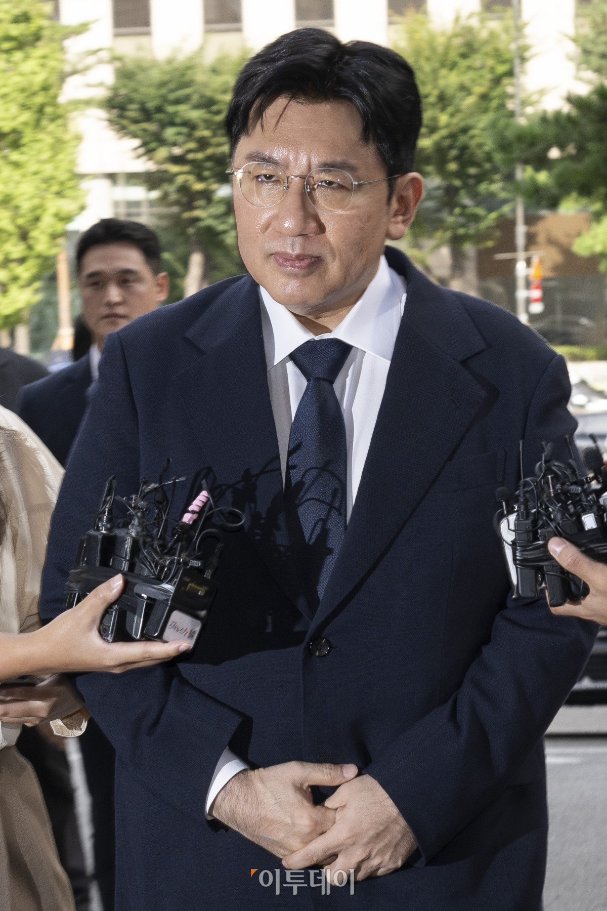 ▲방시혁 하이브 의장이 15일 서울 마포구 서울경찰청 광역수사단 금융범죄수사대에서 조사를 받기 위해 출석하고 있다. 방 의장은 하이브 상장 전인 2019년 기업공개(IPO) 계획이 없다고 밝힌 뒤 자신과 관계있는 사모펀드가 설립한 특수목적법인(SPC)에 지분을 팔도록 한 혐의를 받는다. 조현호 기자 hyunho@