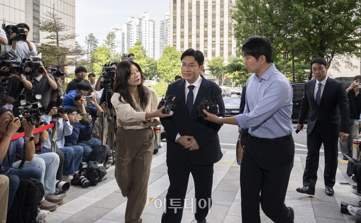 ▲방시혁 하이브 의장이 15일 서울 마포구 서울경찰청 광역수사단 금융범죄수사대에서 조사를 받기 위해 출석하고 있다. 방 의장은 하이브 상장 전인 2019년 기업공개(IPO) 계획이 없다고 밝힌 뒤 자신과 관계있는 사모펀드가 설립한 특수목적법인(SPC)에 지분을 팔도록 한 혐의를 받는다. 조현호 기자 hyunho@