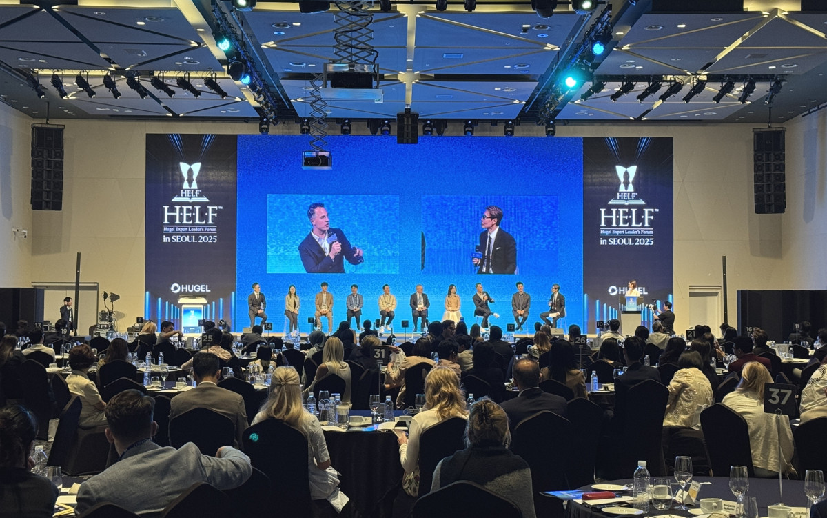 ▲14일 서울드래곤시티에서 개최된 ‘H.E.L.F. in Seoul’에서 강연자들이 종합 토론을 진행하고 있다.  (사진제공=휴젤)