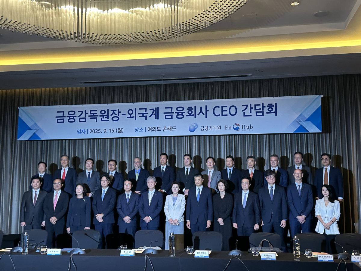 ▲이찬진 금융감독원장이 15일 서울 여의도 콘래드호텔에서 열린 외국계 금융회사 최고경영자(CEO) 간담회에서 참석자들과 기념촬영을 하고 있다. (정상원 기자 jsw@)