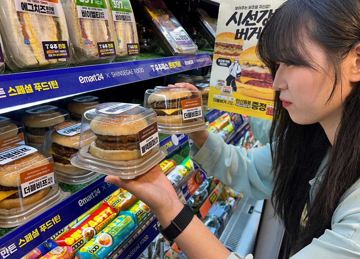 ▲이마트24가 신세계푸드의 노하우를 담은 프리미엄버거 2종을 15일 출시했다. (사진제공=이마트24)