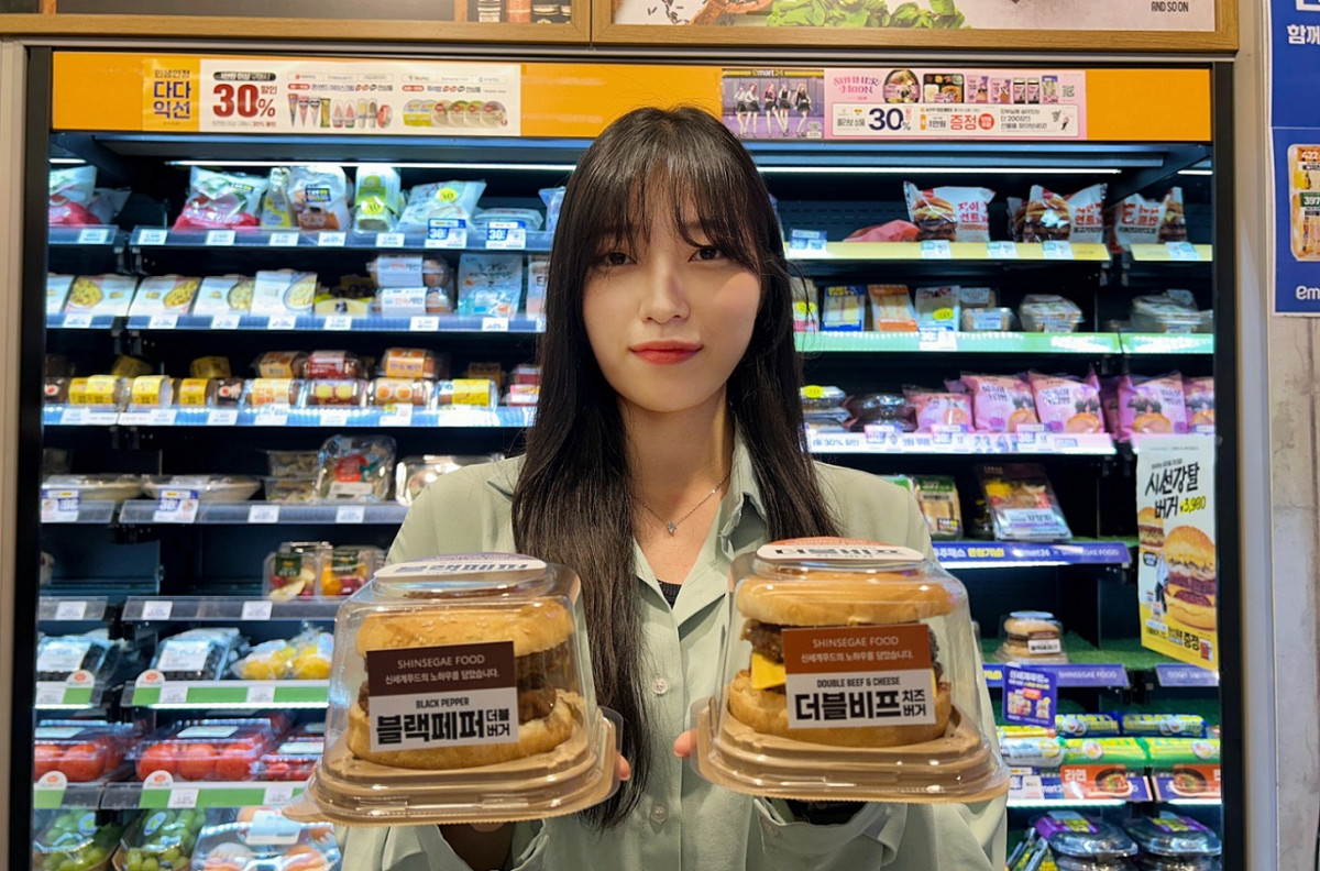 ▲이마트24가 신세계푸드의 노하우를 담은 프리미엄버거 2종을 15일 출시했다. (사진제공=이마트24)