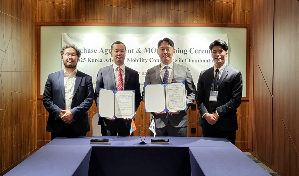 ▲몽골 현지에서 진행된 MOU 협약식현장, 좌측부터 Magnai Trade CEO Sodbayar Ganzorig, Gmobile CEO Magnai Ganzorig, 차봇 모빌리티 조준상 부대표(CFO), 해외사업팀 강산성 팀장 (사진=차봇 모빌리티)