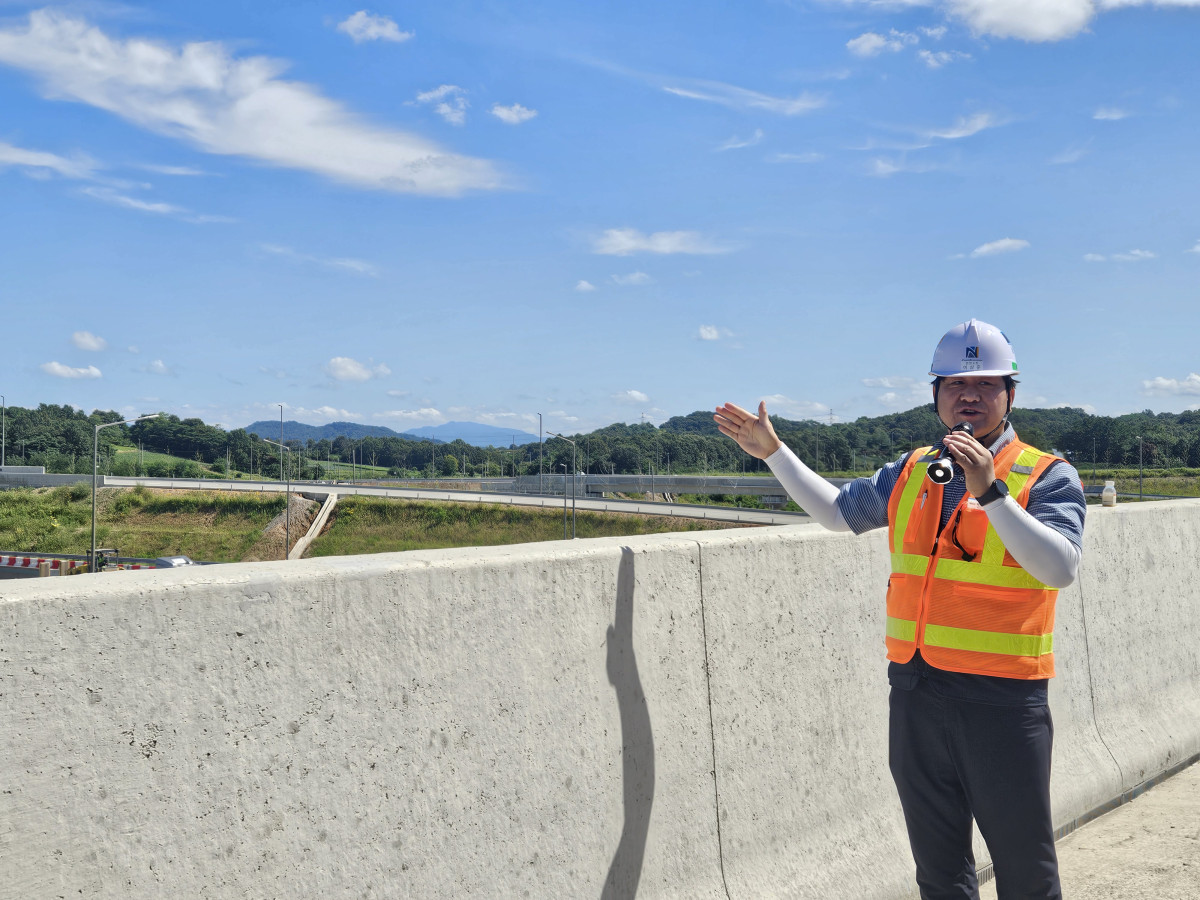 ▲11일 새만금~전주 고속도로 4공구 시공을 담당한 이상준 남광토건 현장소장이 공사 현황을 설명하고 있다. (김지영 기자 kjy42)