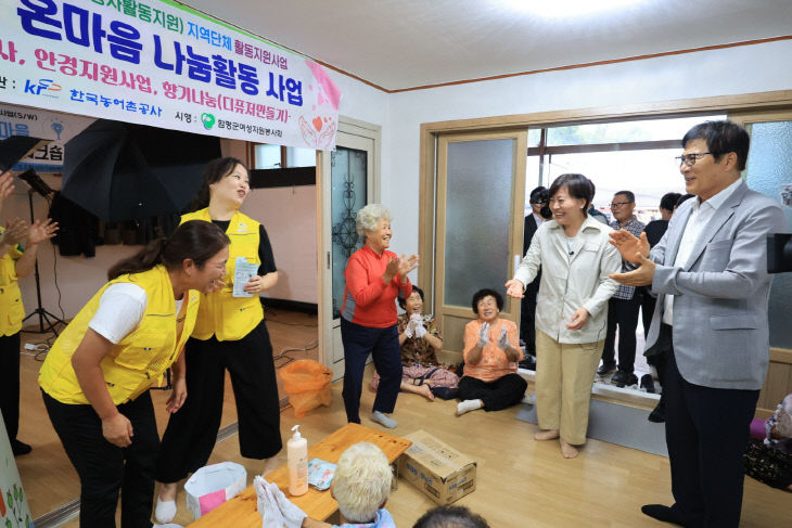 ▲송미령 장관이 전나 함평군 공동홈센터에서 찾아가는 이동장터 발대식 행사를 갖고 있다. (사진제공=농림부)