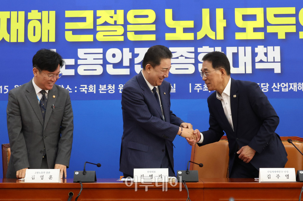 ▲김병기(가운데) 더불어민주당 원내대표가 15일 서울 여의도 국회에서 열린 민주당 산업재해예방TF 중대재해 예방을 위한 노동안전 종합대책 발표에서 김주영 산업재해예방TF 단장과 악수하고 있다. 왼쪽은 김영훈 고용노동부 장관. 고이란 기자 photoeran@