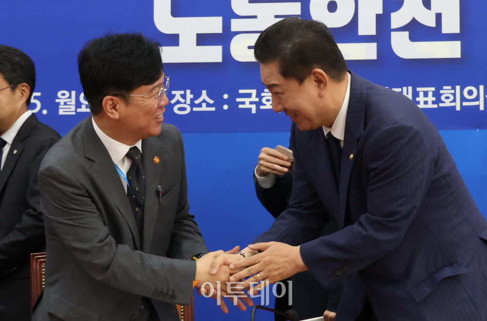 ▲김병기(오른쪽) 더불어민주당 원내대표와 김영훈 고용노동부 장관이 15일 서울 여의도 국회에서 열린 민주당 산업재해예방TF 중대재해 예방을 위한 노동안전 종합대책 발표에서 악수하고 있다. 고이란 기자 photoeran@