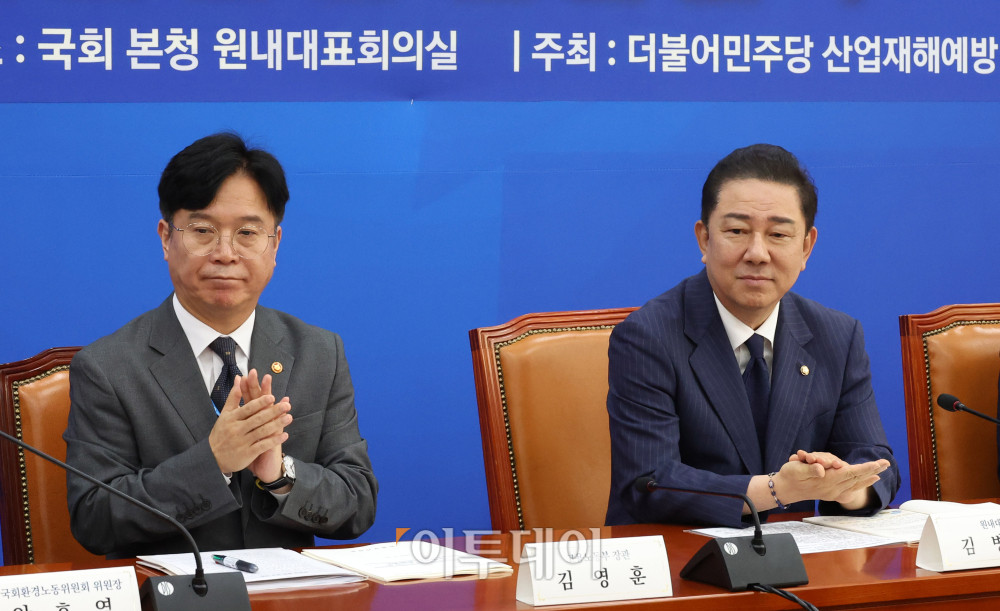 ▲김병기(오른쪽) 더불어민주당 원내대표와 김영훈 고용노동부 장관이 15일 서울 여의도 국회에서 열린 민주당 산업재해예방TF 중대재해 예방을 위한 노동안전 종합대책 발표에서 박수를 치고 있다. 고이란 기자 photoeran@