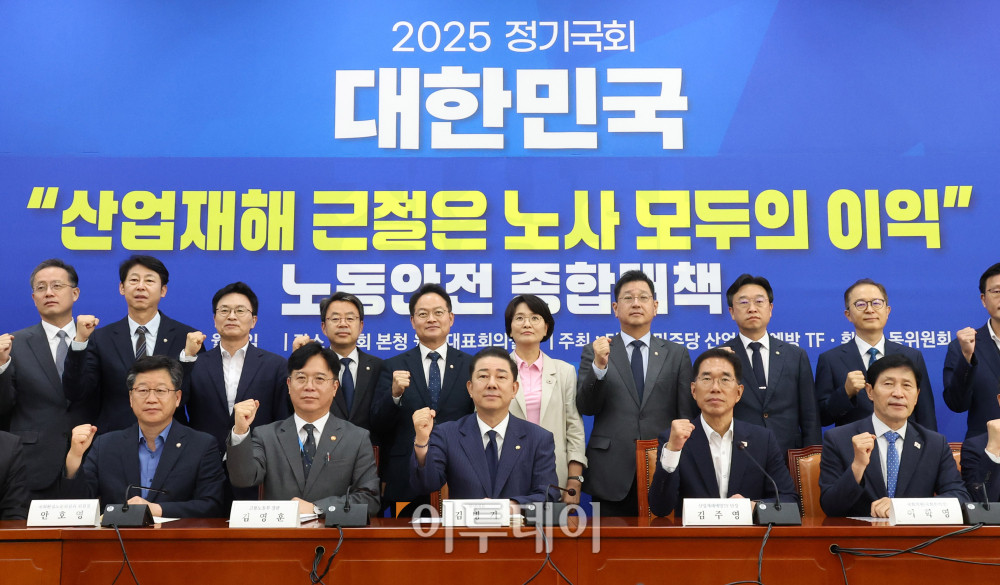 ▲김병기(앞줄 가운데) 더불어민주당 원내대표와 김영훈(앞줄 왼쪽 두번째) 고용노동부 장관이 15일 서울 여의도 국회에서 열린 민주당 산업재해예방TF 중대재해 예방을 위한 노동안전 종합대책 발표에서 참석자들과 기념촬영을 하고 있다. 고이란 기자 photoeran@