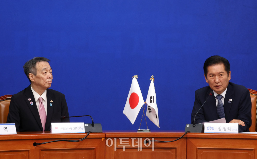 ▲정청래(오른쪽) 더불어민주당 대표가 15일 서울 여의도 국회에서 미즈시마 고이치 주한일본대사를 접견하고 있다. 고이란 기자 photoeran@