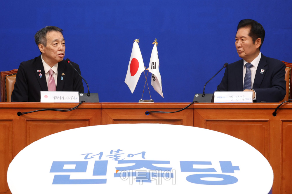 ▲정청래(오른쪽) 더불어민주당 대표가 15일 서울 여의도 국회에서 미즈시마 고이치 주한일본대사를 접견하고 있다. 고이란 기자 photoeran@