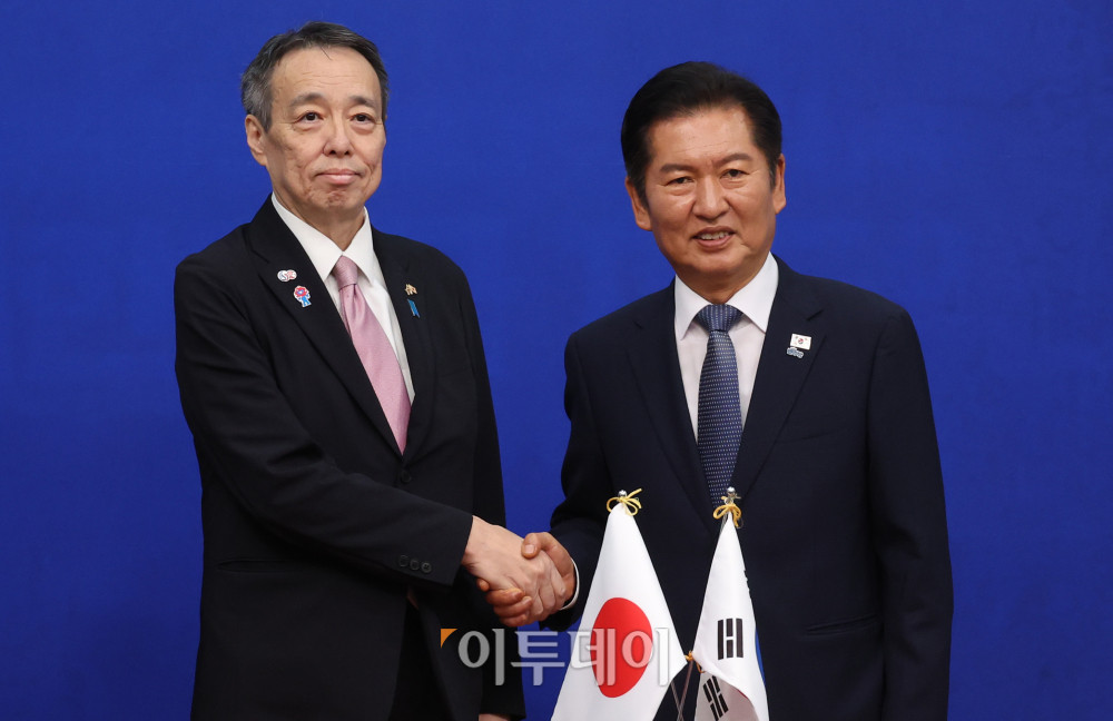 ▲정청래(오른쪽) 더불어민주당 대표가 15일 서울 여의도 국회에서 미즈시마 고이치 주한일본대사를 접견하고 있다. 고이란 기자 photoeran@