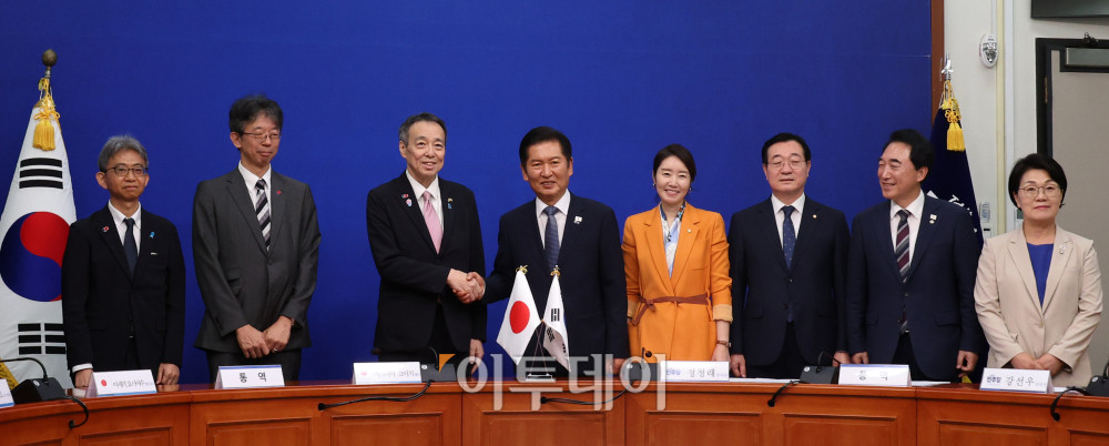 ▲정청래(왼쪽 네번째) 더불어민주당 대표가 15일 서울 여의도 국회에서 미즈시마(왼쪽 세번째) 고이치 주한일본대사를 접견하고 있다. 고이란 기자 photoeran@