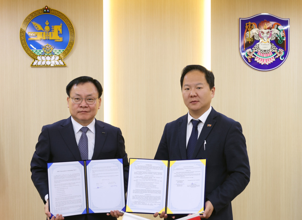 ▲포스코인터내셔널이 몽골 울란바토르시와 MOU를 체결했다. 왼쪽부터 정경진 포스코인터내셔널 경영기획본부장, 다바달라이(T.Davaadalai) 울란바토르시 부시장. (포스코인터내셔널)