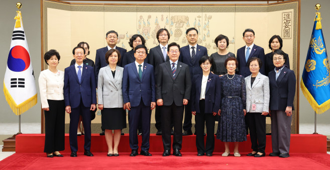 ▲이재명 대통령이 15일 용산 대통령실에서 임명장 수여식 참석자 및 가족들과 기념촬영을 하고 있다.     이날 이 대통령은 이석연 국민통합위원장, 김진애 국가건축정책위원장, 김호 농어업농어촌특별위원장에게 위촉장을, 최교진 교육부 장관, 원민경 여가부 장관, 차정인 국가교육위원장, 주병기 공정거래위원장, 이억원 금융위원장에게 임명장을 수여했다.   (연합뉴스)