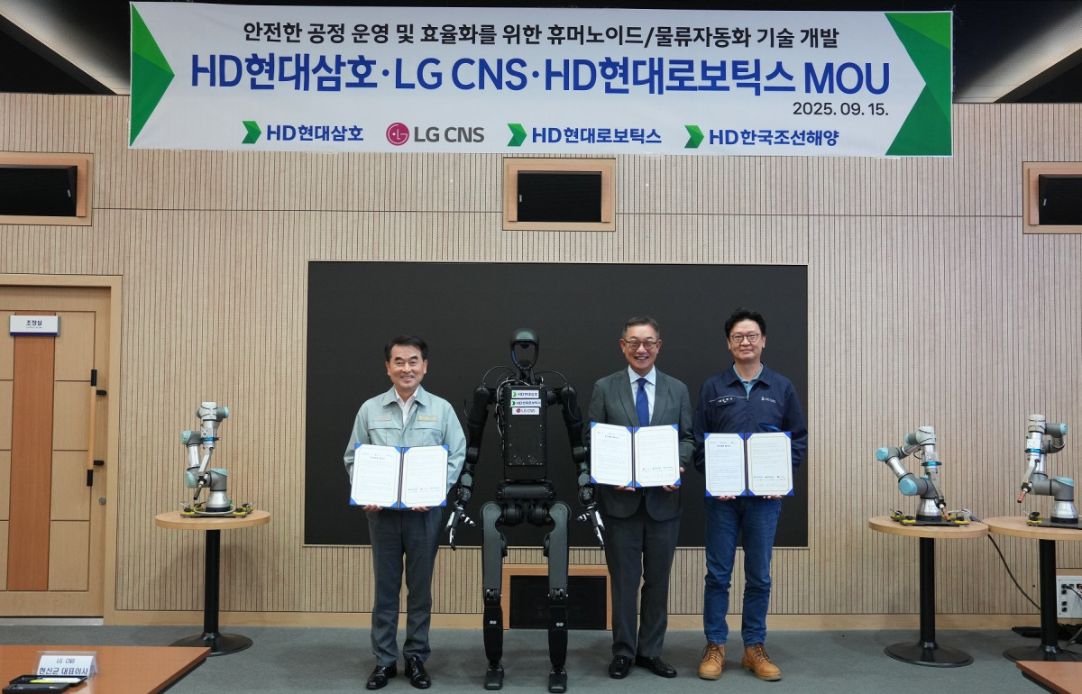 ▲HD현대삼호는 15일 회사 VIP홍보관에서 김재을 HD현대삼호 대표, 헌신균 LG CNS 대표, 김완수 HD현대로보틱스 대표를 비롯해 HD한국조선해양 등 관계자들이 참석한 가운데 ‘안전한 공정 운영 및 효율화를 위한 휴머노이드 및 물류자동화 기술 개발’ 업무협약을 체결했다. (사진= HD현대삼호)