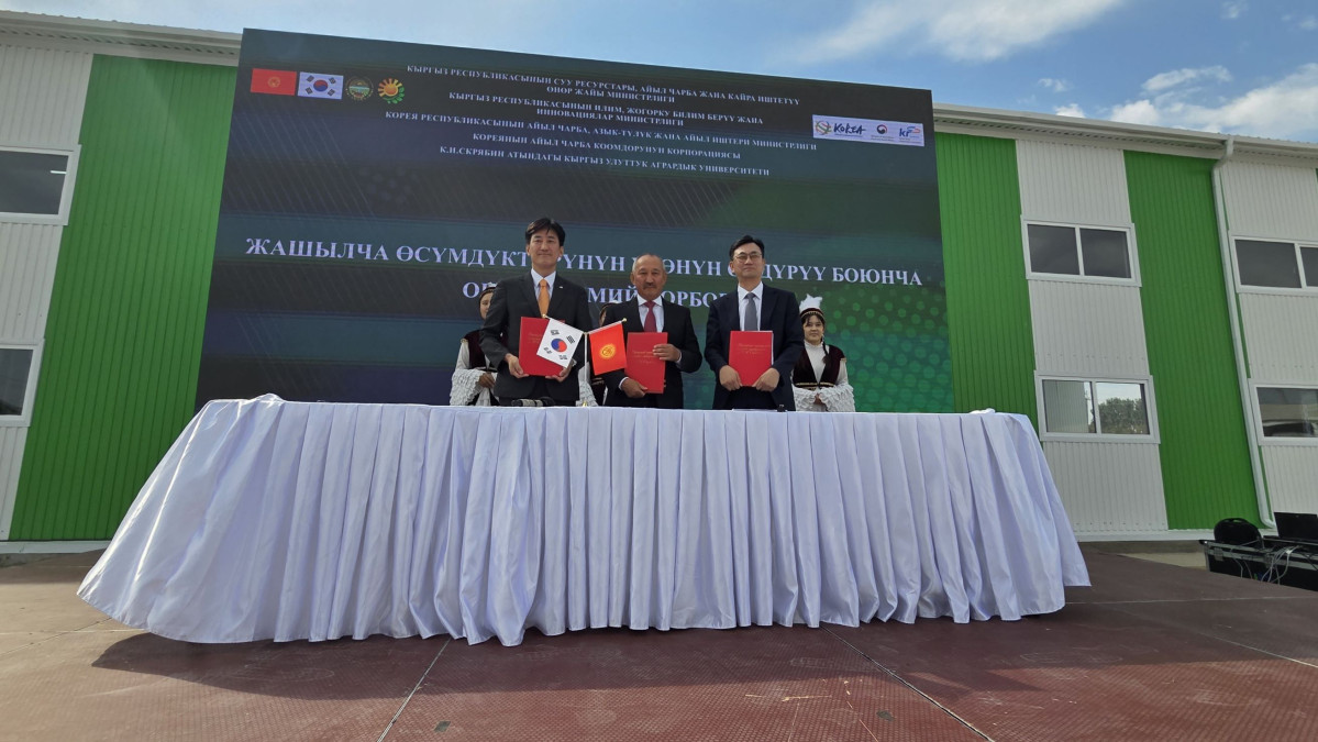 ▲키르기스스탄 채소종자 생산단지 시설물에 대한 준공식과 인계인수 실시 (왼쪽부터 김성경 농어촌공사 글로벌사업처장, 리스벡 누르가에프 농업대 총장, 문경덕 글로벌농업개발추진팀 서기관) (사진제공=한국농어촌공사)