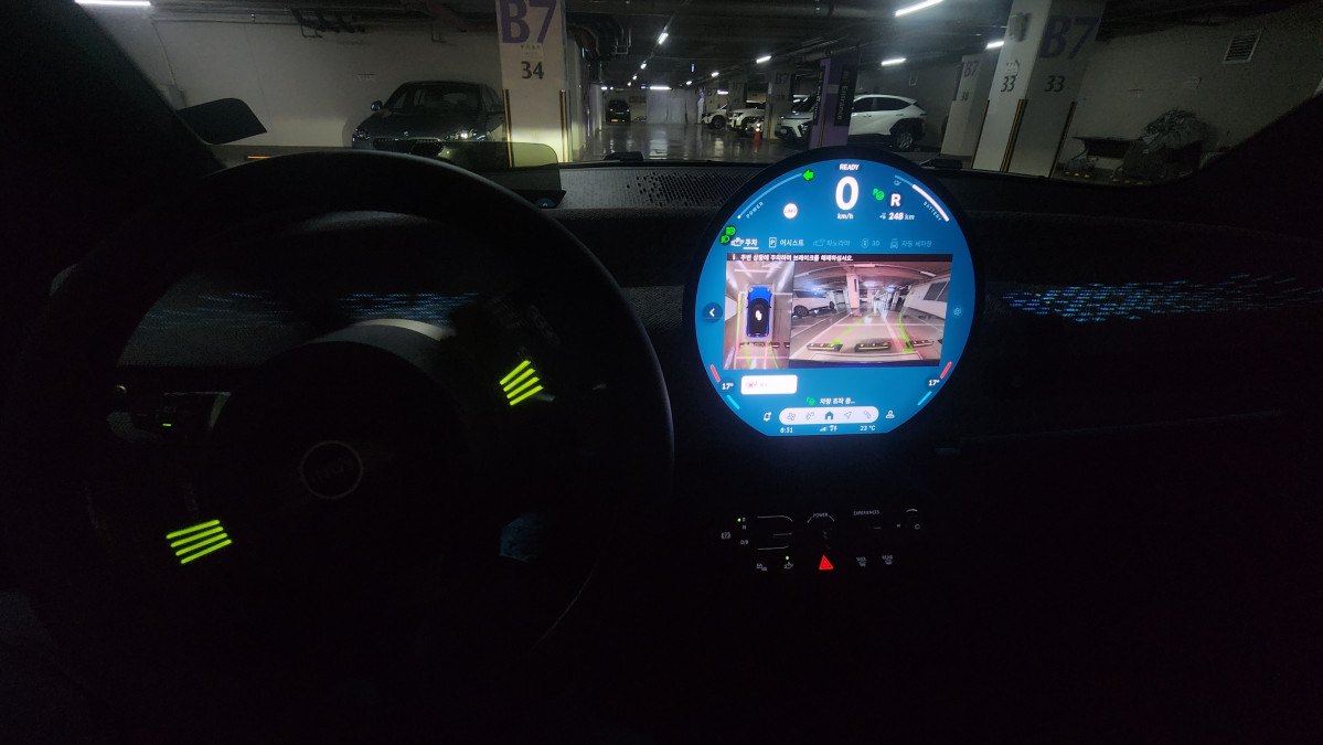 ▲MINI 쿠퍼 후면 주차 보조 기능을 사용하고 있는 모습. 김채빈 기자 chaebi@