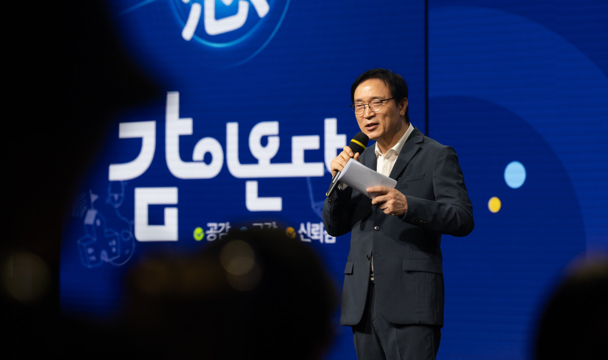 ▲임태희 경기도교육감이 학부모들과 디지털 시민교육 방향을 설명하고 있다. (경기도교육청)