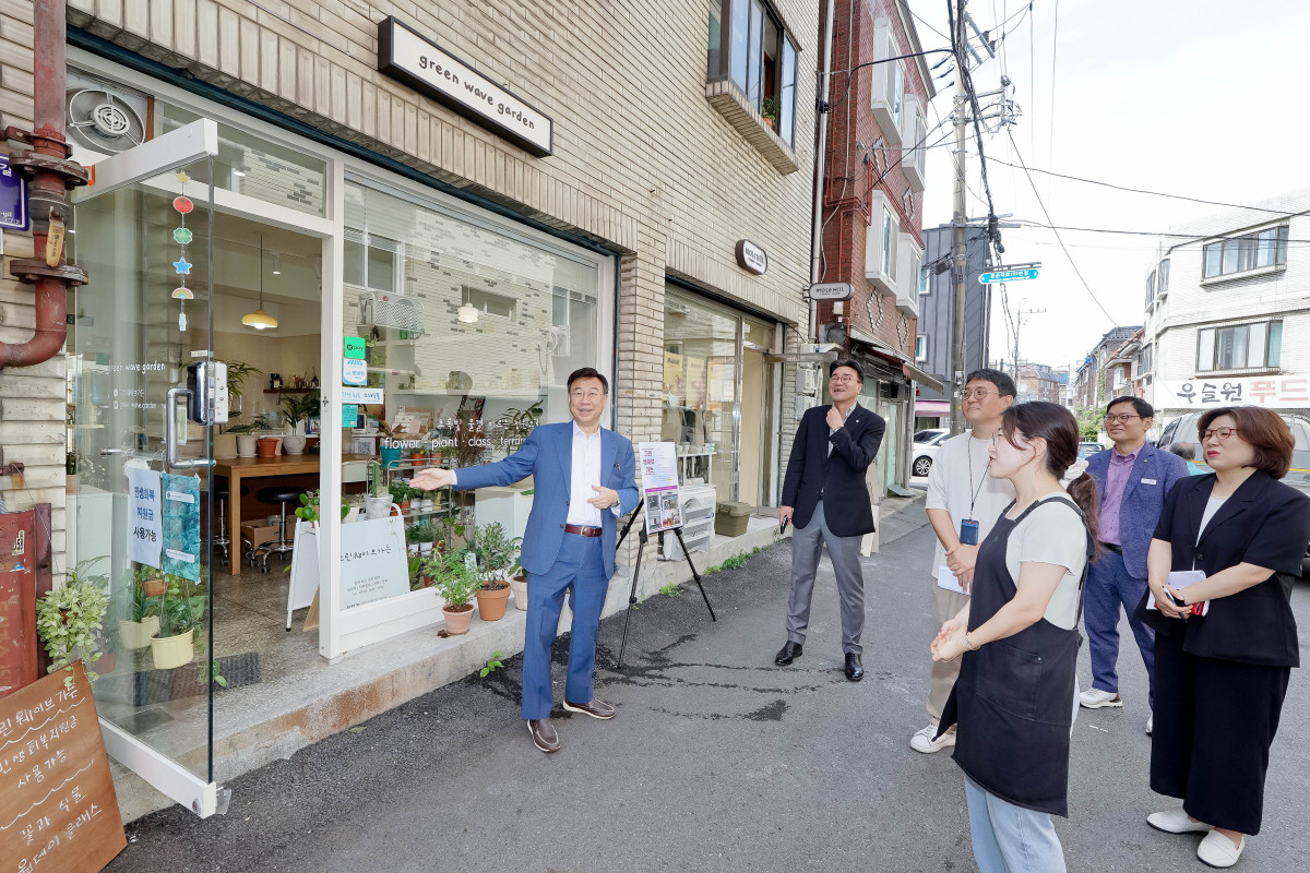 ▲신상진 성남시장이 15일 중원구 성남동 도담길 내 청년 창업 점포를 둘러보고 있다.
사진은 기사 내용과 무관함. (성남시)