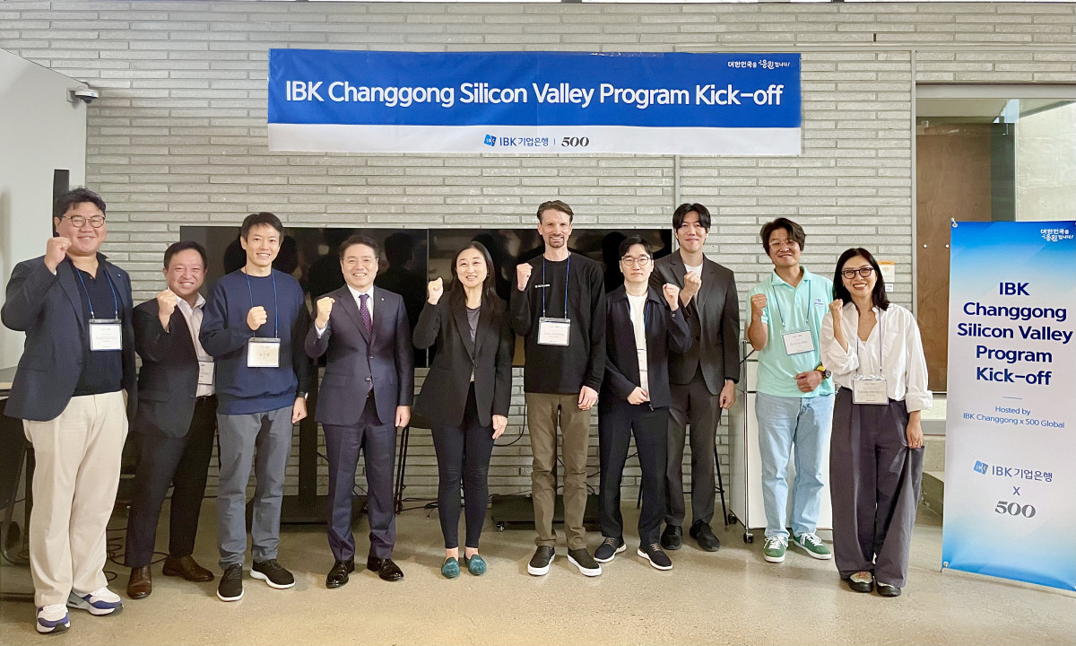 ▲사진은 지난 12일 서울 성동구 코사이어티에서 열린 IBK창공 ‘실리콘밸리 3기 엑셀러레이팅 프로그램‘ 킥오프데이 행사를 마치고 김인태 IBK기업은행 혁신금융그룹장(왼쪽에서 네 번째), 500Global 크리스틴 차이(Christine Tsai, 왼쪽에서 다섯 번째) 대표와 관계자들이 기념촬영을 하고 있는 모습 (사진제공=IBK기업은행)