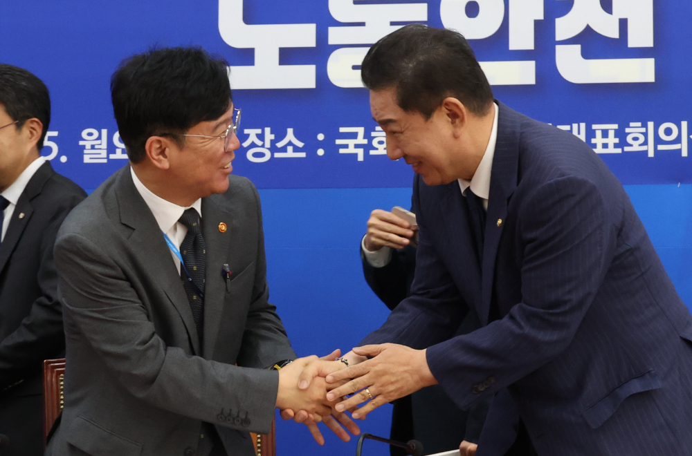 ▲김병기(오른쪽) 더불어민주당 원내대표와 김영훈 고용노동부 장관이 15일 서울 여의도 국회에서 열린 민주당 산업재해예방TF 중대재해 예방을 위한 노동안전 종합대책 발표에서 악수하고 있다. 사진=고이란 기자 photoeran@