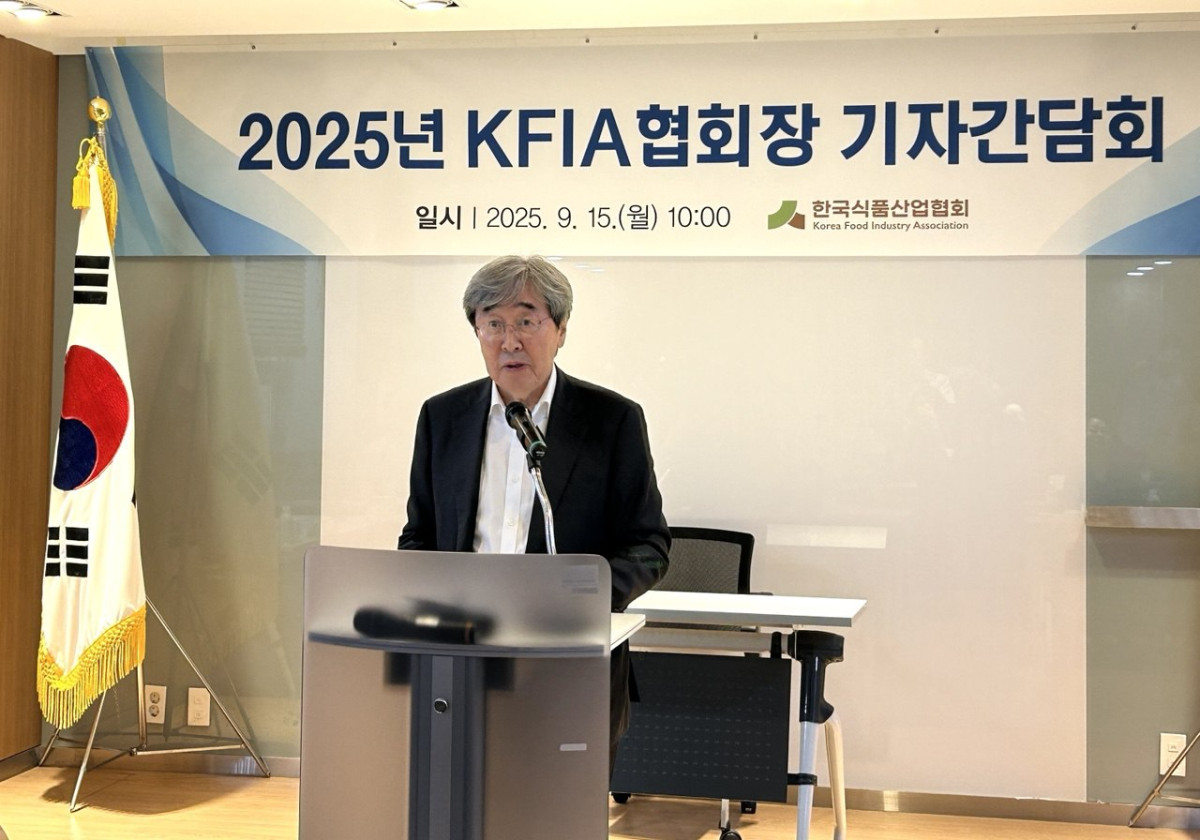 ▲15일 서울 서초구 방배동 한국식품산업협회에서 진행된 협회장 취임 기자간담회에서 박진선 회장이 사업목표를 설명하고 있다. (사진=연희진 기자)