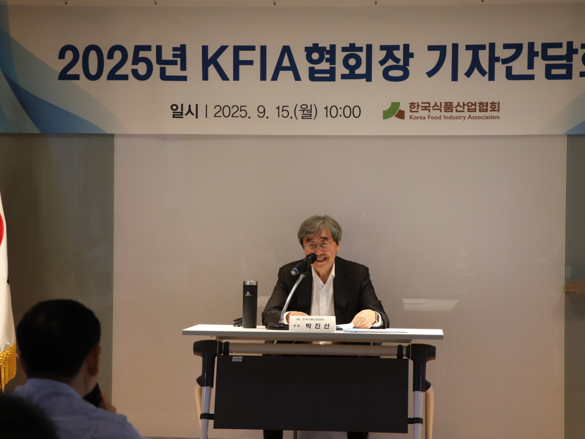 ▲15일 서울 서초구 방배동 한국식품산업협회에서 진행된 협회장 취임 기자간담회에서 박진선 회장이 질의응답을 하고 있다. (사진제공=한국식품산업협회)