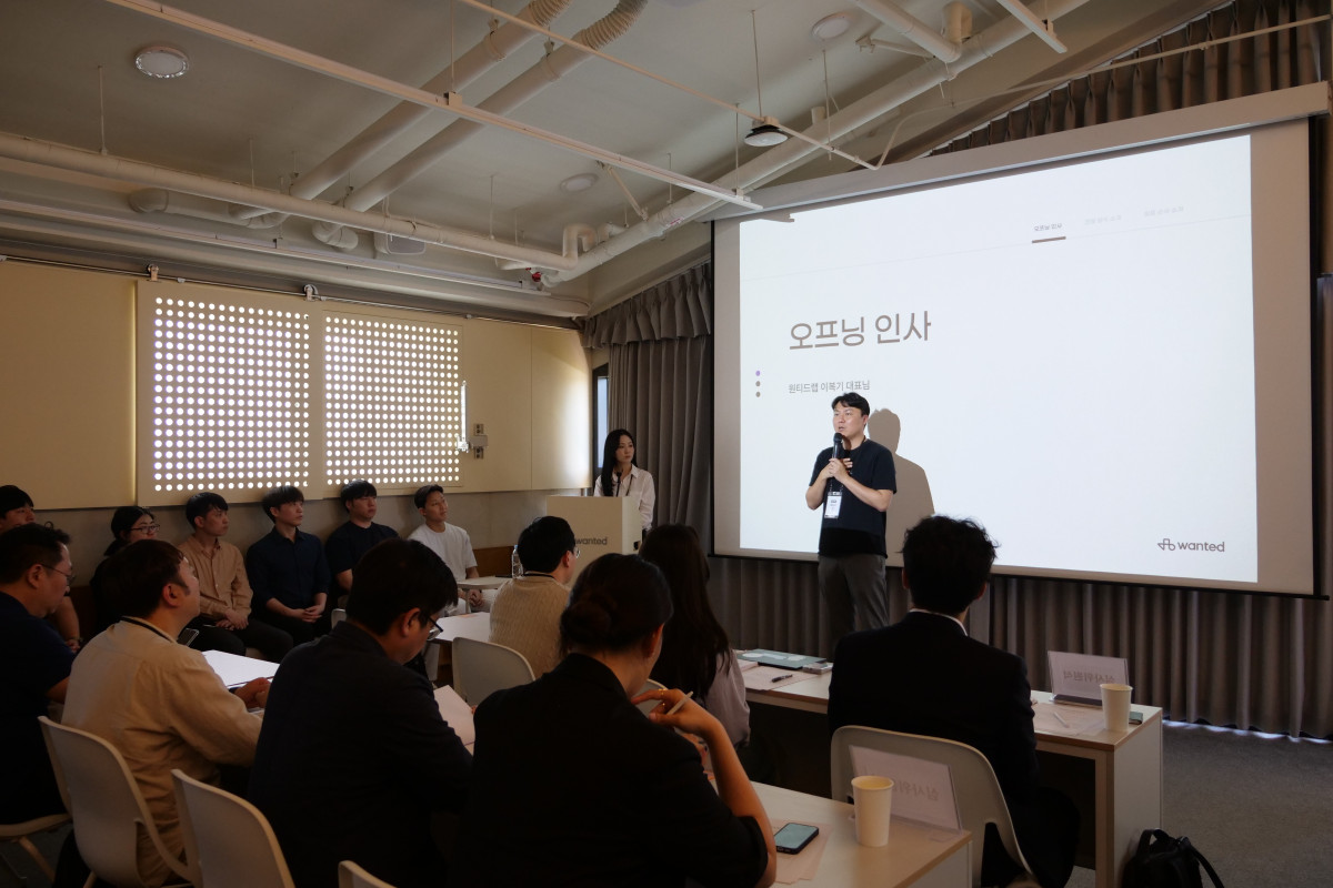 ▲이복기 원티드랩 대표이사가 '원티드그라운드'에서 진행된 교육에서 인사를 하고 있다. (사진제공=원티드랩)