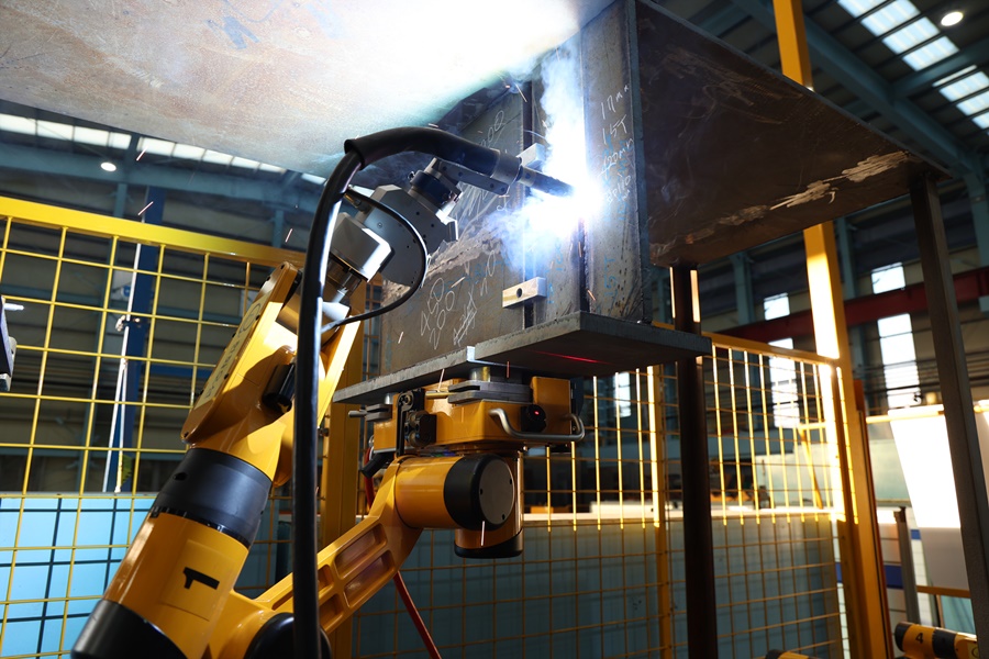 ▲한화오션 거제사업소 생산연구혁신센터에서 탑재론지 용접로봇이 용접 시연을 하고 있다. (한화오션)