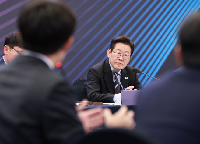 ▲이재명 대통령이 15일 서울 성북구 한국과학기술연구원(KIST)에서 열린 핵심규제 합리화 전략회의에서 참석자 발언을 경청하고 있다.  (연합뉴스)