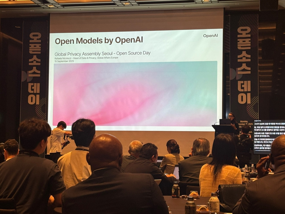 ▲라파엘라 니콜라찌 오픈AI 글로벌 데이터·프라이버시 총괄이 15일 서울 용산구 그랜드 하얏트 호텔에서 열린 ‘오픈소스 데이’에서 발표를 하고 있다.  (김나리 기자 )