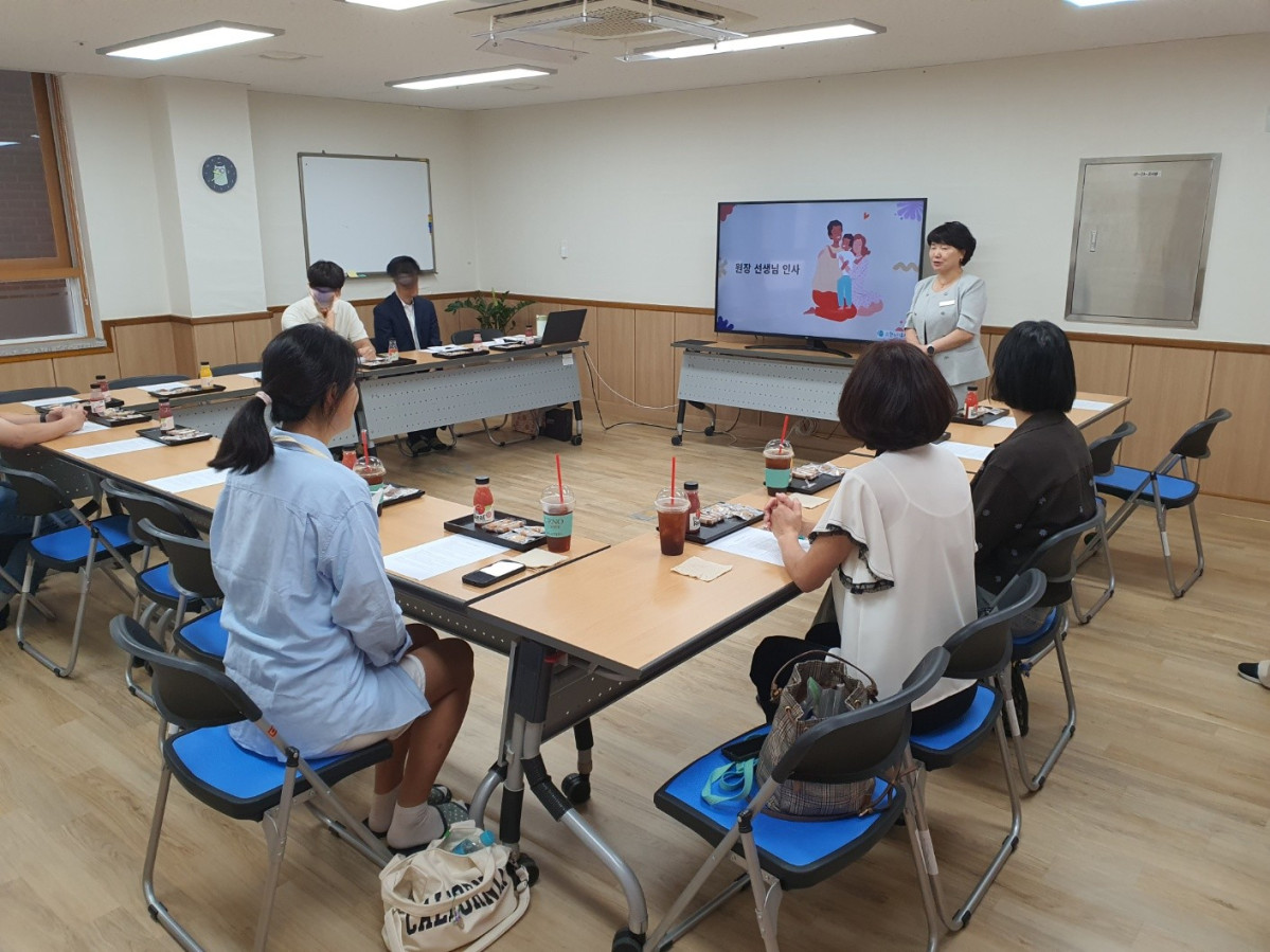 ▲수원 한누리유치원에서 15일 학부모를 대상으로 전영로 원장이 '선배부모교육' 관련 프레젠테이션을 하고 있다. (수원 한누리유치원)
