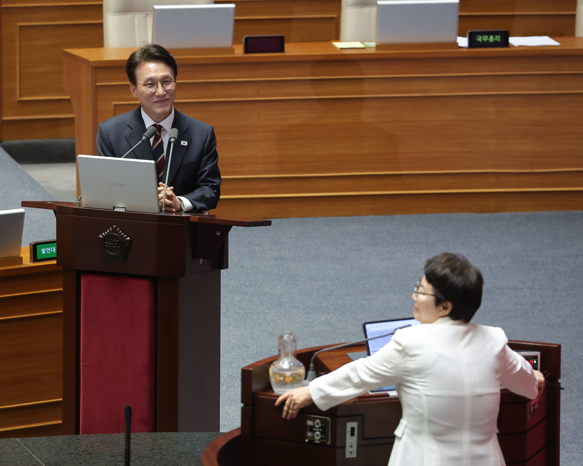 ▲김민석 국무총리가 15일 국회 본회의장에서 열린 대정부 질문에 참석해 국민의힘 임이자 의원의 질의를 들으며 미소를 짓고 있다. 2025.9.15 (연합뉴스)