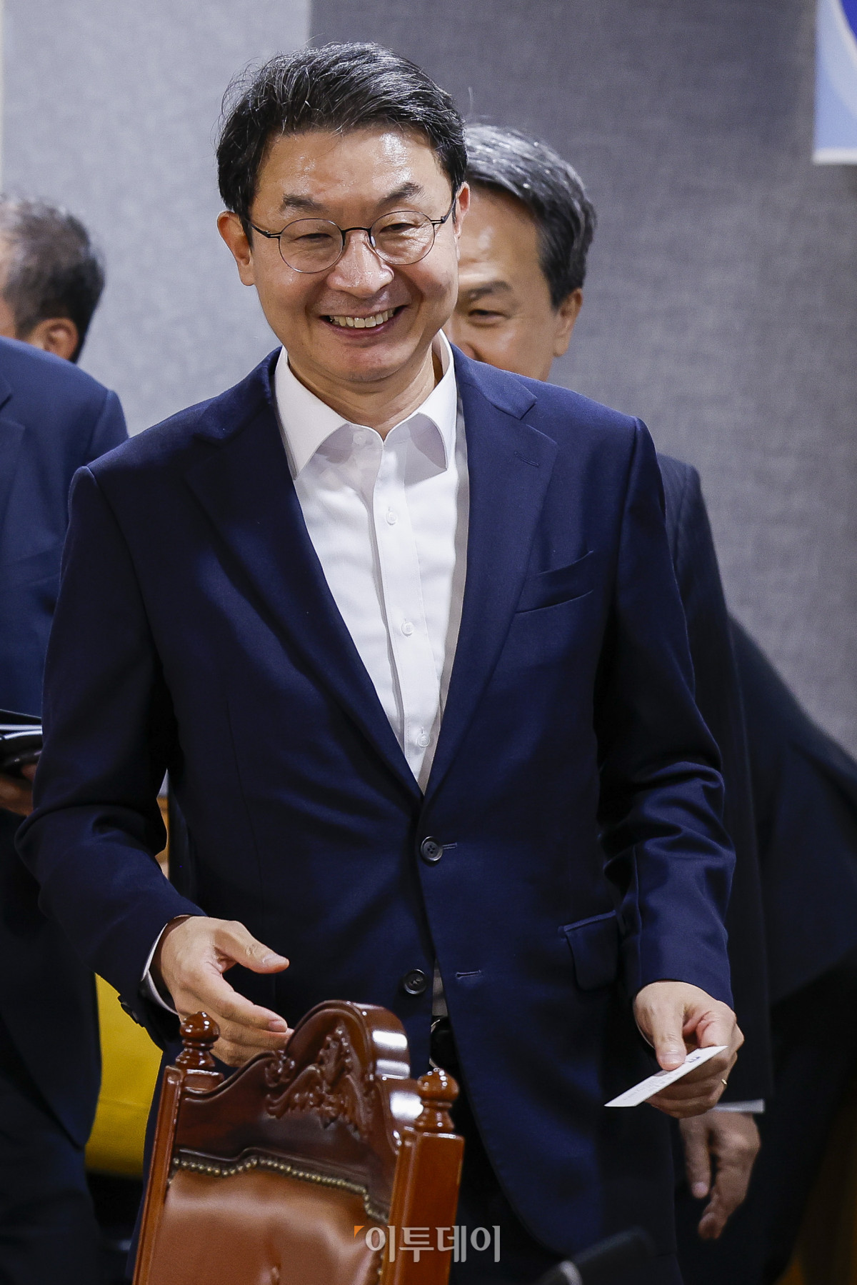 ▲이억원 금융위원회 위원장이 15일 서울 중구 은행연합회에서 열린 금융위원장-금융지주 회장 간담회에서 금융지주 회장들과 기념촬영을 마친 후 자리로 이동하고 있다. 조현호 기자 hyunho@